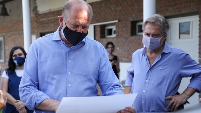 El gobernador Omar Perotti entregó fondos para que se hagan refacciones en las escuelas que tienen problemas edilicios.&nbsp;