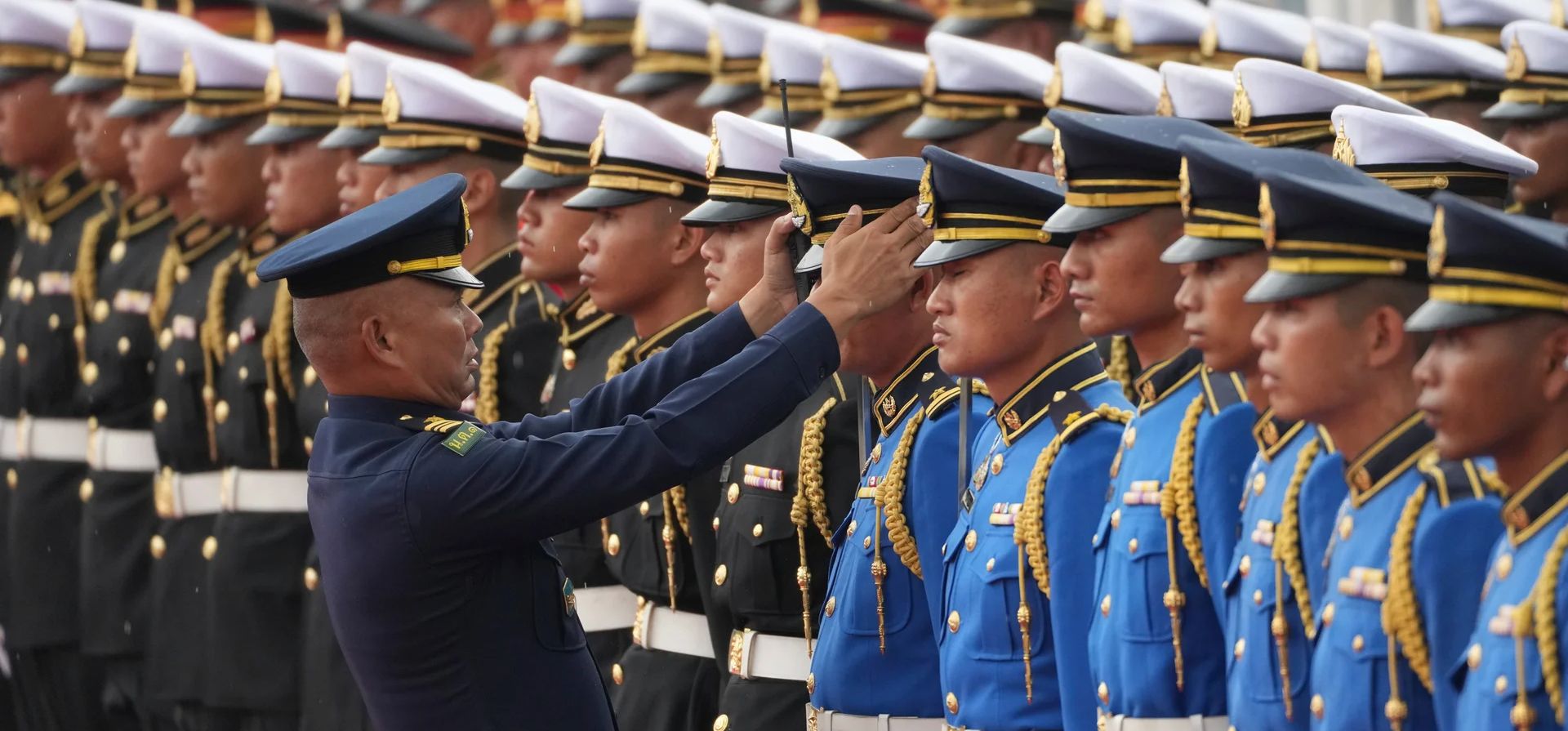 Un oficial de la fuerza aérea tailandesa ajusta la gorra de un miembro de una guardia de honor en preparación para la llegada del presidente de Indonesia, Prabowo Subianto, a la Casa de Gobierno, Bangkok, Tailandia. Fotografía: Sakchai Lalit/AP Un oficial de la fuerza aérea tailandesa ajusta la gorra de un miembro de una guardia de honor en preparación para la llegada del presidente de Indonesia, Prabowo Subianto, a la Casa de Gobierno, Bangkok, Tailandia. Fotografía: Sakchai Lalit/AP