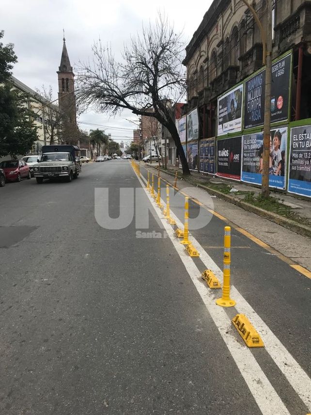 ¿Alcanzará esta vez?: más pretiles para que los autos no invadan la ciclovía de calle Ituzaingó