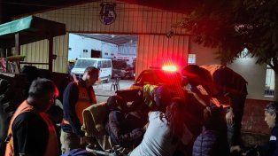 Rescate extremo en Villa Minetti: evacuaron en un tractor a un paciente aislado por las inundaciones