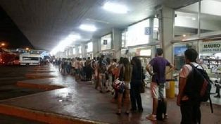Una larga cola para retornar a Paraná