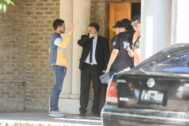 El fiscal de Homicidios Adrián Spelta arribó a la casa donde fue acribillado Ema Pimpi a poco de trascender la balacera. 