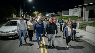 La intendenta de Paraná recorrió las obras de renovación de pavimento, red de agua y cloacas, recambio de luminarias y señalización en calle Antonio Crespo