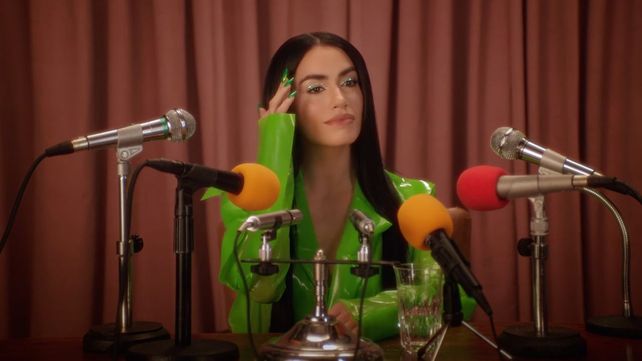 Lali lanzó dos nuevas canciones a través de un video de diez minutos con participación de Peter Lanzani