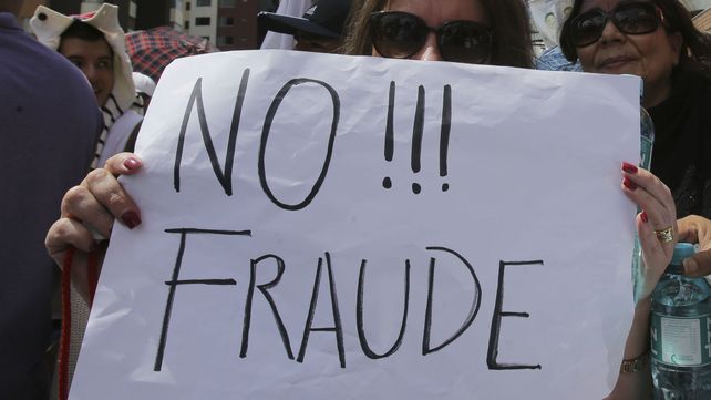 La oposición salió a las calles desde el domingo a la noche y no duda en denunciar fraude.