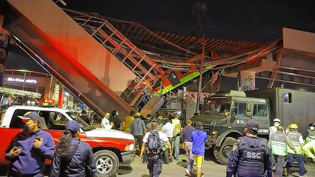 Al menos 23 personas murieron y 70 resultaron heridas la noche del lunes al caer un tren del metro de Ciudad de México desde un puente que colapsó.