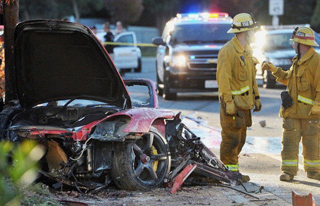El automóvil Porsche Carrera GT de 2005 completamente destruido.