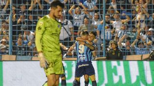 Los jugadores de Atlético Tucumán festejan uno de los goles ante Platense.