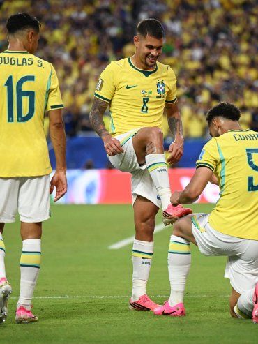 Brasil goleó a Escocia y se clasificó como primero
