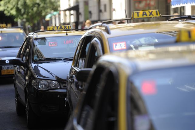 Los taxistas quieren que el aumento de la tarifa se apruebe antes de fin de año. (Foto de archivo)