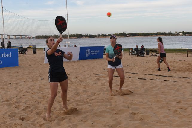 Sin respiro. Catalina Fontíveros-Carla Sangermano ganaron la final en Damas Pro.