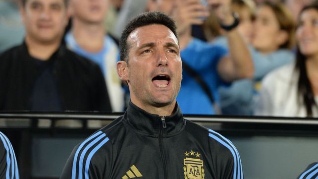 Lionel Scaloni canta el himno con ganas. El padre de la criatura de esta selección argentina excepcional.