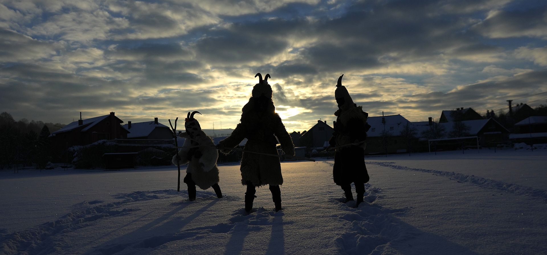 Participantes de la tradicional procesión de San Nicolás cerca del pueblo de Lidecko, República Checa, el domingo 3 de diciembre de 2023. Esta tradición prenavideña ha sobrevivido durante siglos en algunos pueblos de la parte oriental del país. (Foto AP/Petr David Josek) Participantes de la tradicional procesión de San Nicolás cerca del pueblo de Lidecko, República Checa, el domingo 3 de diciembre de 2023. Esta tradición prenavideña ha sobrevivido durante siglos en algunos pueblos de la parte oriental del país. (Foto AP/Petr David Josek)