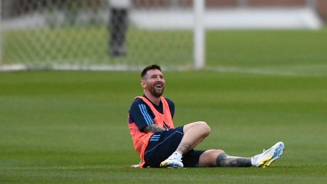 Lionel Messi se divierte durante la práctica de este martes. La Pulga se siente feliz en la selección.