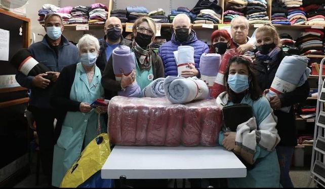 Las voluntarias del hospital con las donaciones recibidas por el Sindicato de Luz y Fuerza.&nbsp;