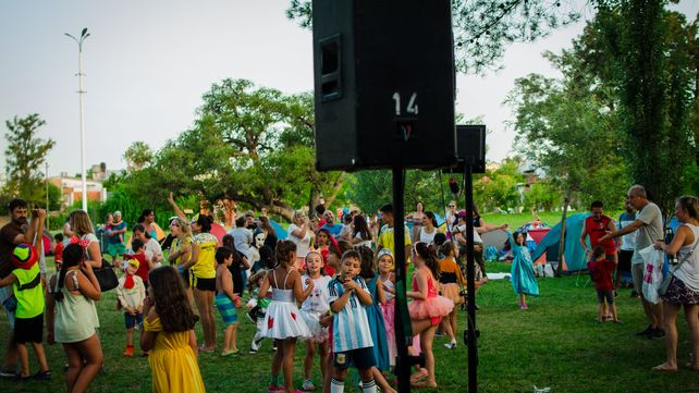 Juegos, desafíos en equipos, fiesta de disfraces y fogón