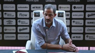 En conferencia. Peratta, al aire libre bajo la platea de la visera ayer. El encargado del fútbol leproso trazó un balance de gestión, del ciclo del DT y del propio. Dijo que se retrocedió en la copa pero que antes se avanzó mucho.