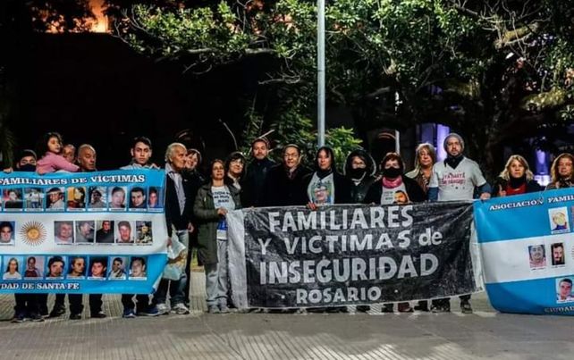 El colectivo de Familiares y Víctimas de Inseguridad Rosario, a la que pertenece ala mamá del Oso Cejas y que convoca mañana a las 8 en Sarmiento y Virasoro. 