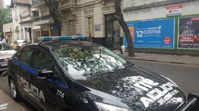 Un patrullero esta mañana frente a la sede del MPA tras la balacera de esta madrugada.&nbsp;