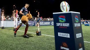 Ignacio Gandini ingresa al campo de juego con la mascota de Capibaras XV en sus manos. El tercera línea de Duendes es uno de los jugadores más experimentados del plantel. Foto: Gentileza Lucia Rios/Gaspafotos/SRA