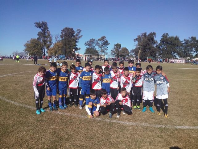 Abrazados. Terminaron los chicos de River y Azul y Oro.&nbsp;