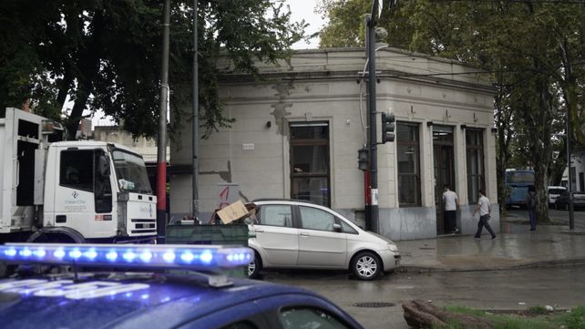 El comedor ubicado en Berruti y Riobamba habría recibido al menos cinco impactos de bala contra su frente.