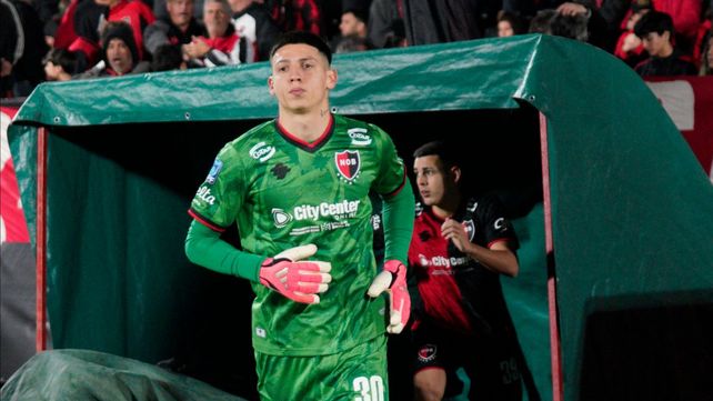 Josué Reinatti empezó como suplente y la lesión de Arias le permitió consolidarse en el arco de Newells