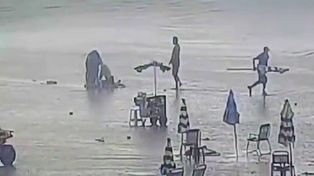 Brasil. Personas que se encontraban en la playa intentaron reanimar a la mujer mediante RCP.