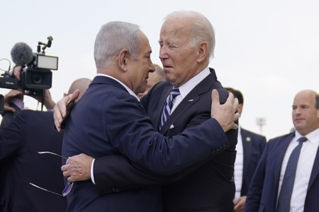 Biden se abraza con Netanyahu en Tel Aviv el pasado 18 de octubre.