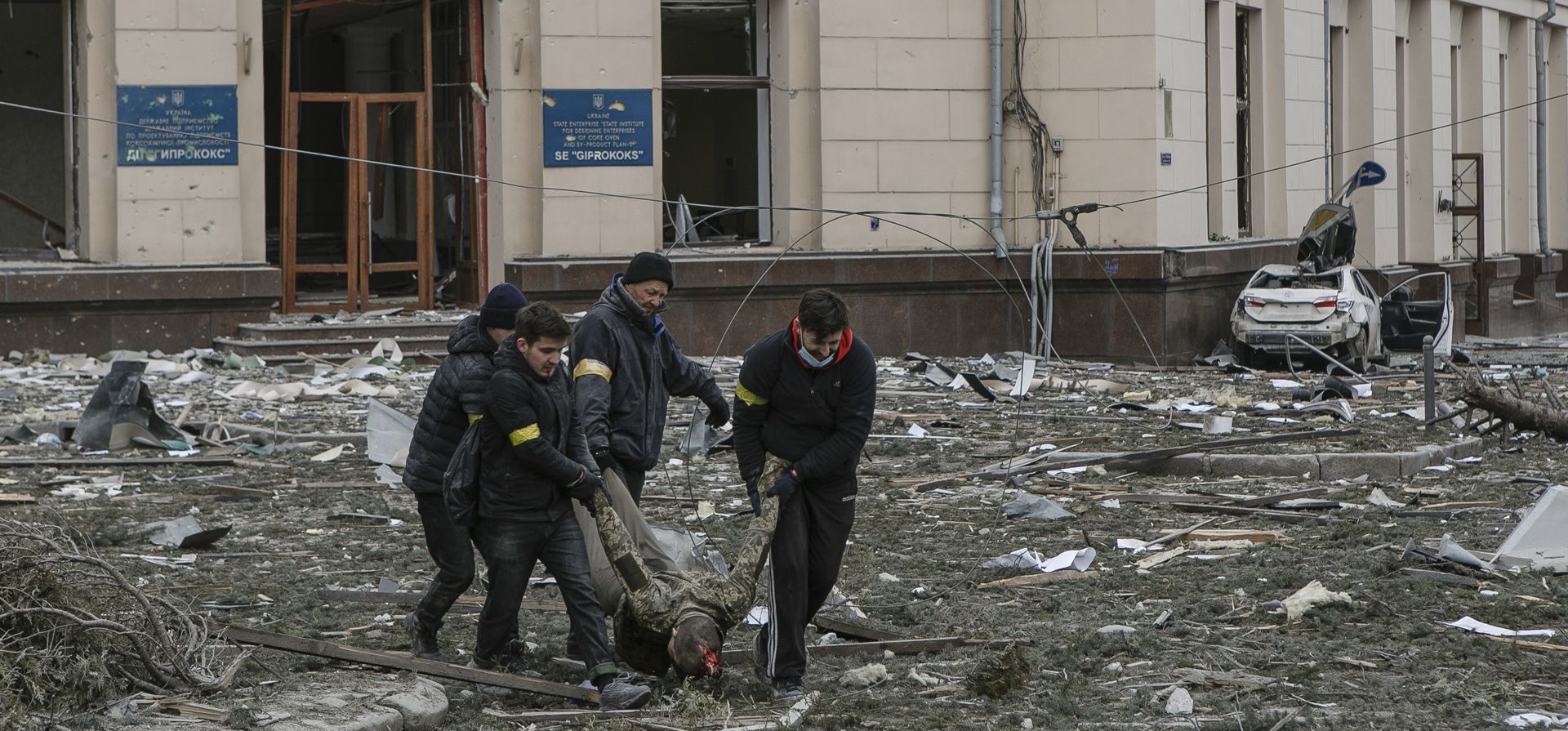 Voluntarios ucranianos sacan a una víctima del edificio del ayuntamiento, luego del bombardeo en Kharkiv, Ucrania, el martes 1 de marzo de 2022. Rusia intensificó el martes los bombardeos en Kharkiv, la segunda ciudad más grande de Ucrania, atacando objetivos civiles allí. Las bajas aumentaron y surgieron informes de que más de 70 soldados ucranianos murieron después de que la artillería rusa atacara recientemente una base militar en Okhtyrka, una ciudad entre Kharkiv y Kyiv, la capital.