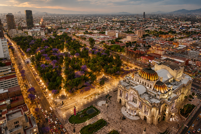 Construida sobre las ruinas de la antigua Tenochtitlán, México combina una rica herencia prehispánica con arquitectura moderna.