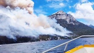 Brigadistas y helicópteros continúan combatiendo el incendio en el Parque Nacional Nahuel Huapi. La Dirección de Parques Nacionales radicó una denuncia