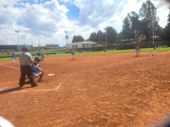 El torneo se juega en los diferentes diamantes de Paraná y Oro Verde.