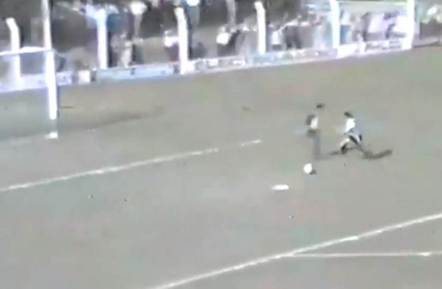 Settecase enfrenta al arquero tras el pase maravilloso de Carlovich.