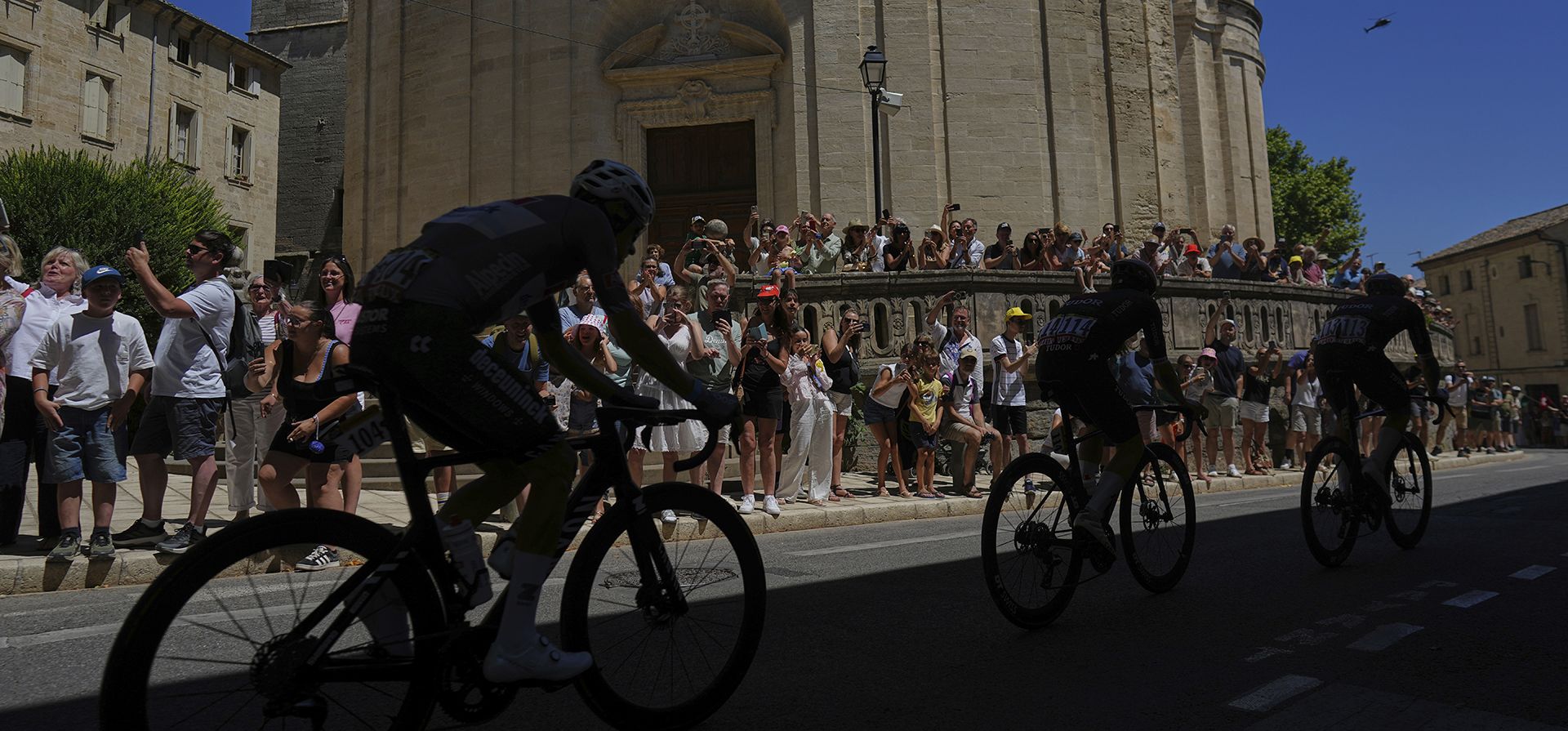 El noruego Tobias Foss (izquierda) sigue a otros ciclistas del pelotón durante la decimosexta etapa del Tour de Francia, una carrera ciclista de 171,5 kilómetros con salida en Montpellier y meta en el Mont Ventoux, Francia, el martes 22 de julio de 2025. (Foto AP/Thibault Camus) El noruego Tobias Foss (izquierda) sigue a otros ciclistas del pelotón durante la decimosexta etapa del Tour de Francia, una carrera ciclista de 171,5 kilómetros con salida en Montpellier y meta en el Mont Ventoux, Francia, el martes 22 de julio de 2025. (Foto AP/Thibault Camus)