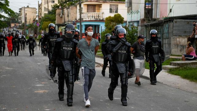 La implacable represión ordenada por el régimen cubano causó las sanciones de Biden.&nbsp;