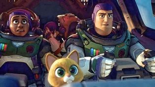 La película animada de Disney-Pixar&nbsp;Lightyear, centrada en el astronauta ficcional que inspiró la creación del icónico juguete que coprotagoniza la saga de Toy Story,&nbsp;no podrá ser estrenada en unos 14 países por su rechazo a una escena en donde hay un beso entre dos personajes femeninos.