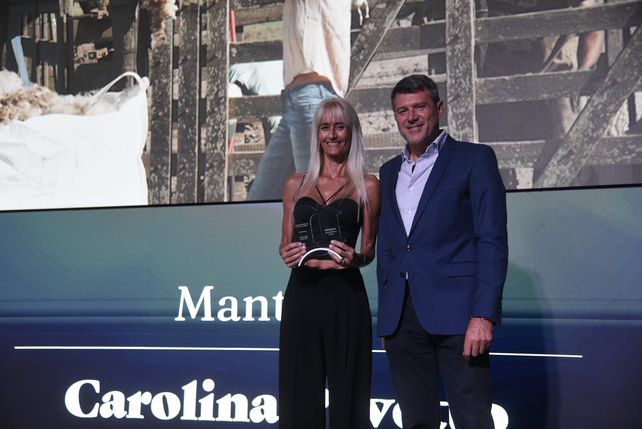 Adrián Gallo, CEO de Televisión Litoral, le entregó la distinción a Carolina Pavetto.