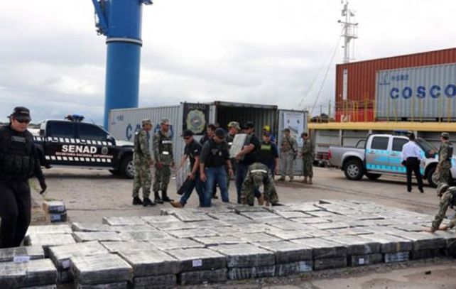 Parte de la carga inacutada en el barco que navegaba por aguas del río Paraguay. (foto: Senad)