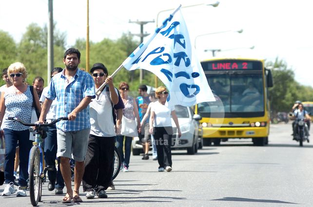 En pie de lucha, cientos de vecinos defienden su acceso al transporte