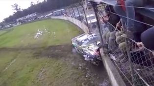 El terrible susto de un aficionado por un accidente en el TC Pista