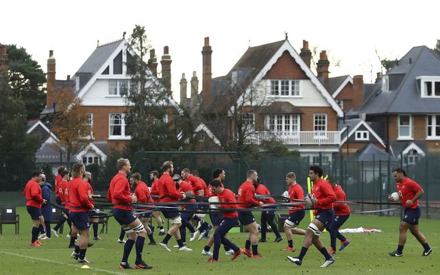 Los jugadores de la selección de rugby de Inglaterra participan en un entrenamiento en Londres.