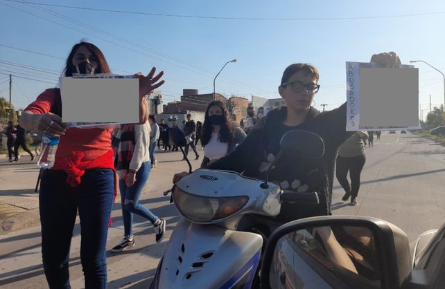 Un grupo de vecinos se manifestó en French y Aristóbulo por supuestos abusos