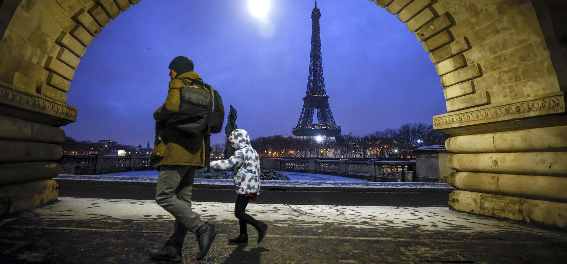 Un niño va en camino a la escuela pasando por el frente de la Torre Eiffel después de las nevadas, el jueves 18 de enero de 2024 en París. (Foto AP/Thomas Padilla) Un niño va en camino a la escuela pasando por el frente de la Torre Eiffel después de las nevadas, el jueves 18 de enero de 2024 en París. (Foto AP/Thomas Padilla)
