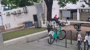 Suciedad y ratas a metros de una escuela y en plena peatonal producto de un contenedor de basura.