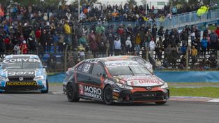 El Corolla de Facundo Ardusso, del Ale Bucci Racing de Villa Gobernador Gálvez, dio cátedra en Rosario. Detrás, el público expectante en el Juan Manuel Fangio pese al mal clima. Aprobado.