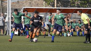 Viaducto naranja. Adiur se quedó con el clásico al vencer a Morning Star por 2 a 0 y quedó a 3 puntos del canalla.