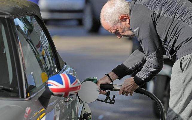 Un hombre carga combustible en una gasolinera en Londres, el miércoles 29 de septiembre de 2021. El primer ministro Boris Johnson intentó tranquilizar al público británico sobre la crisis de suministro de combustible que afectaba al país y dijo que se estaba