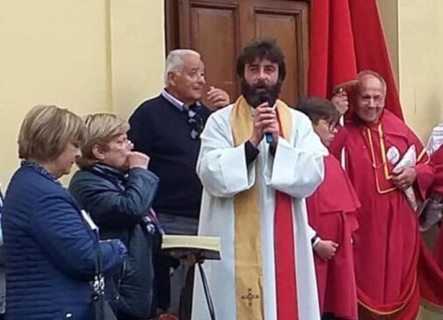 El cura párroco Riccardo Ceccobelli