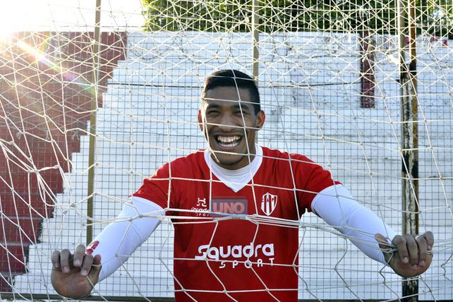 En el arco del Pedro Muttio de Atlético Paraná